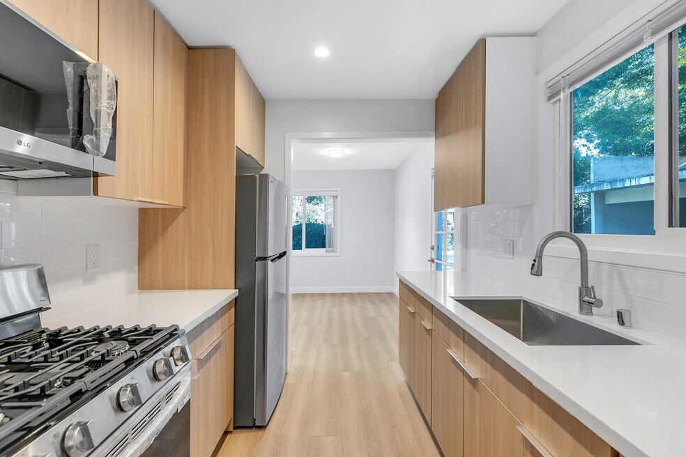 4321 Saugus Ave, Los Angeles, CA 91403 - photo 1