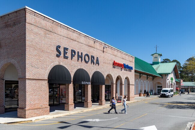 Groveland-Kensington Park residents are steps from shopping and dining at Twelve Oaks.