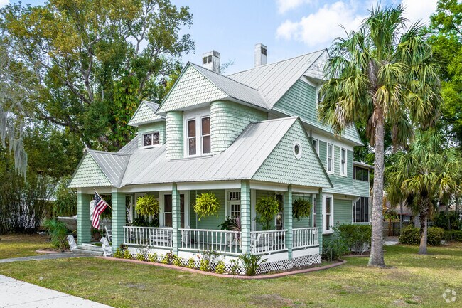 Established in 1851, Bartow has many southern colonial style homes.