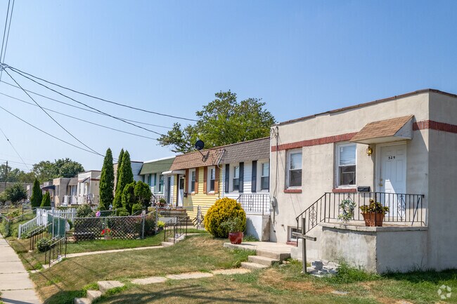 Browse Woodbury’s charming neighborhoods filled with colorful, petite homes.