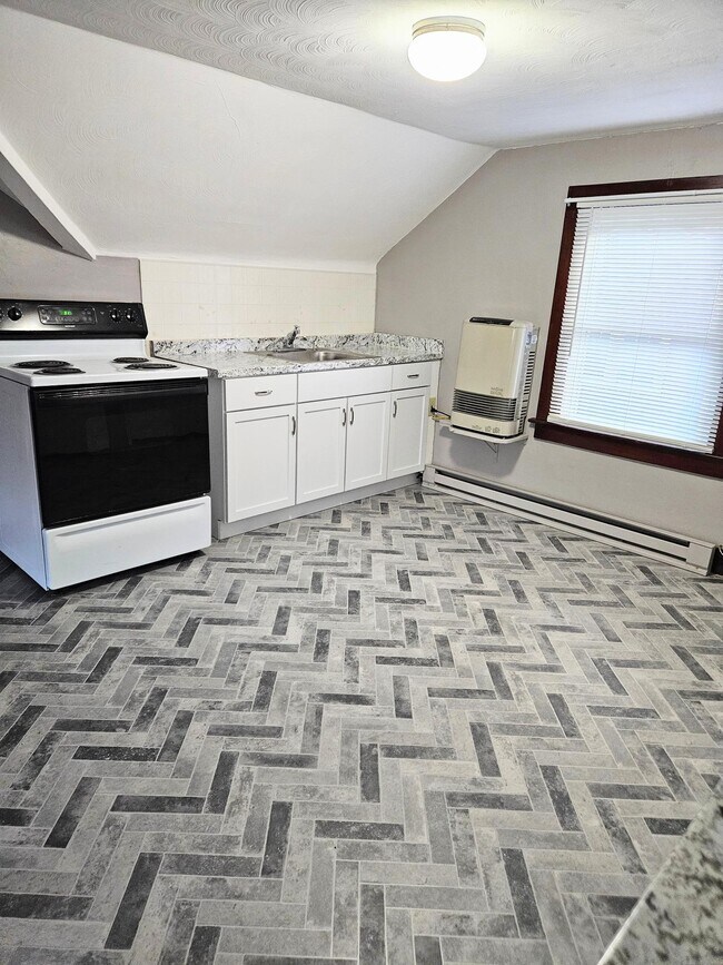 43-3 George St unit 3rd Floor, Bristol, CT 06010 - photo 4