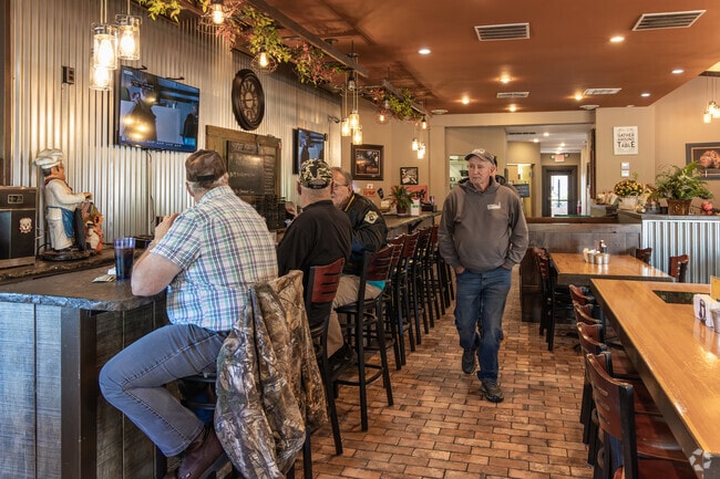 The Shore Diner offers breakfast, lunch & dinner minutes from the Limestone neighborhood.