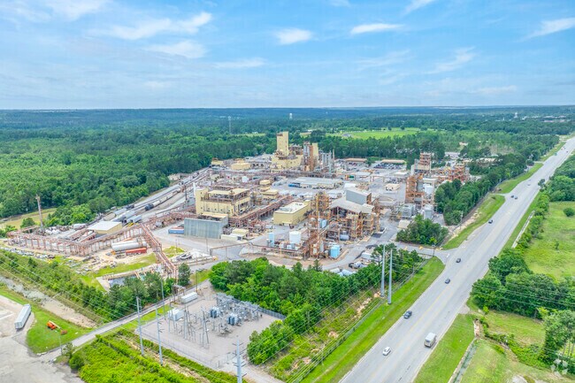 Industries near Cross Creek, including manufacturing and distribution, are key employers for local residents.