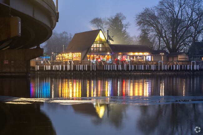 Vickie's Place is the go to for lakeside fine dining and drink in Wonder Center.