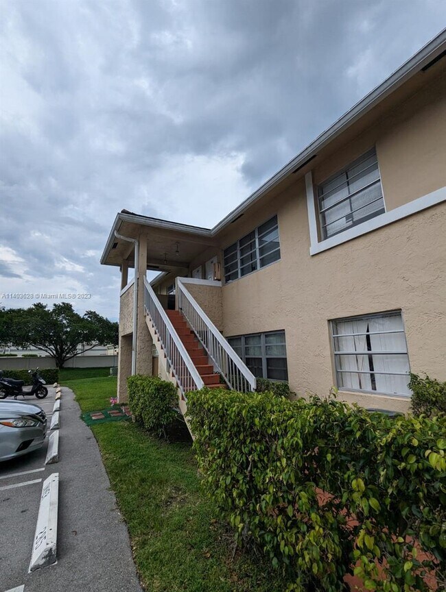 845 Twin Lakes Dr, Coral Springs, FL 33071