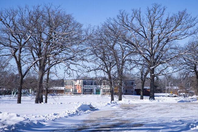 Oakdale Elementary School in Waukegan receives a C- from Niche.