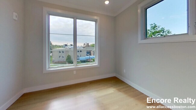 104-106-106 Warren St unit 13, Boston, MA 02135 - photo 5