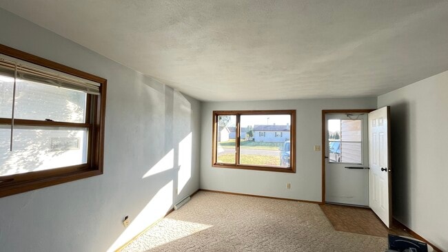 694 Trailsway Ln, Neenah, WI 54956 - photo 2