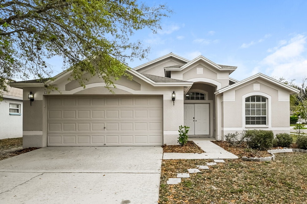 1217 Barclay Wood Dr, Ruskin, FL 33570 - photo 1