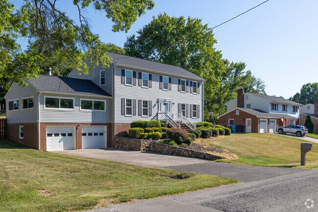 Colonial Revival style homes in Greater Deyerle can often be found in clusters.