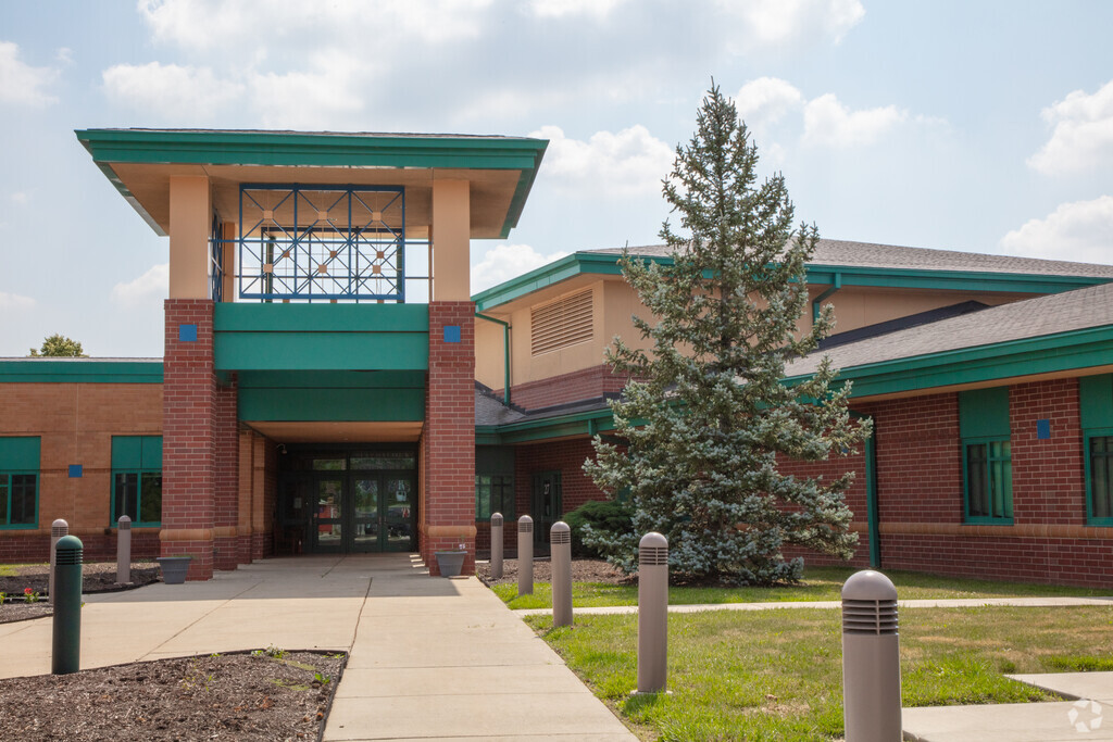 Carey Ridge Elementary School front walkway and entrance in West Noblesville.