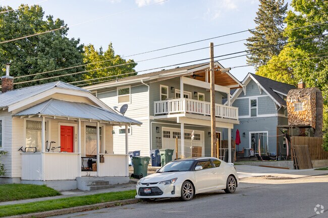 Bungalows and Craftsman homes make up most of the housing in the Garden District.