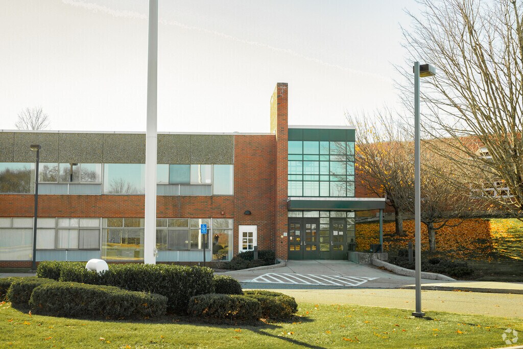 John Winthrop Middle School provides education in the neighborhood of Deep River.