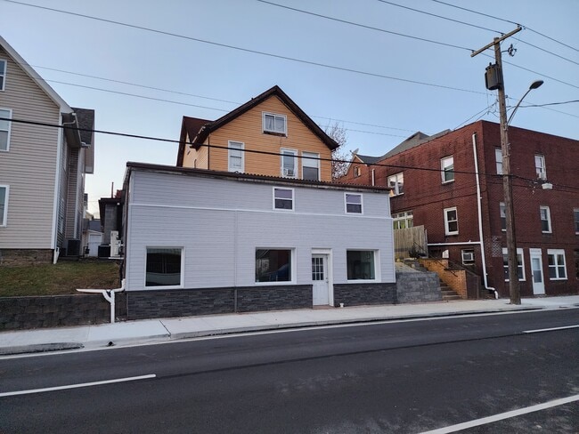 21 S 4th St unit Apartment @1, Youngwood, PA 15697 - photo 2