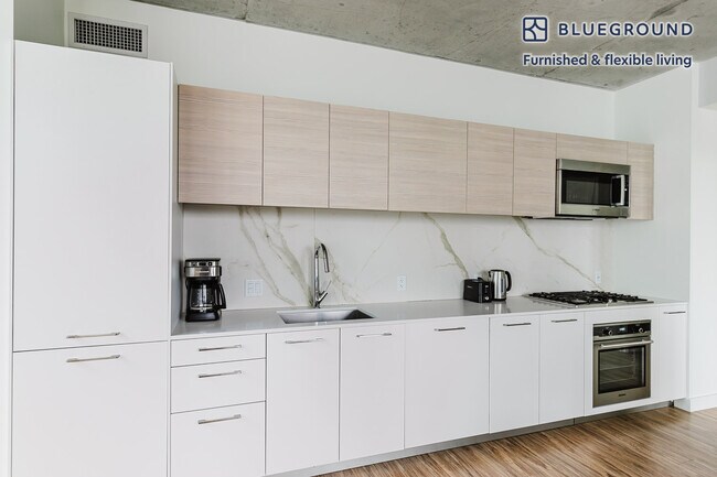 165 N Desplaines St unit FL10-ID1140, Chicago, IL 60661 - photo 7