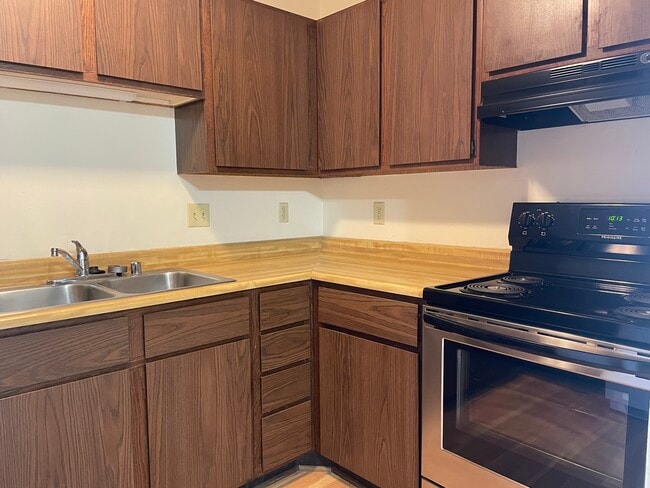 2367 Chalet Gardens Rd unit 3, Fitchburg, WI 53711 - photo 5