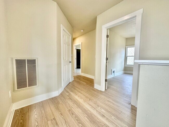 1516 C Ave NE, Cedar Rapids, IA 52402 - photo 7