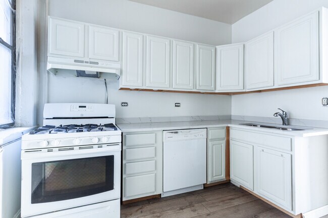 910 W Belle Plaine Ave unit 1, Chicago, IL 60613 - photo 7