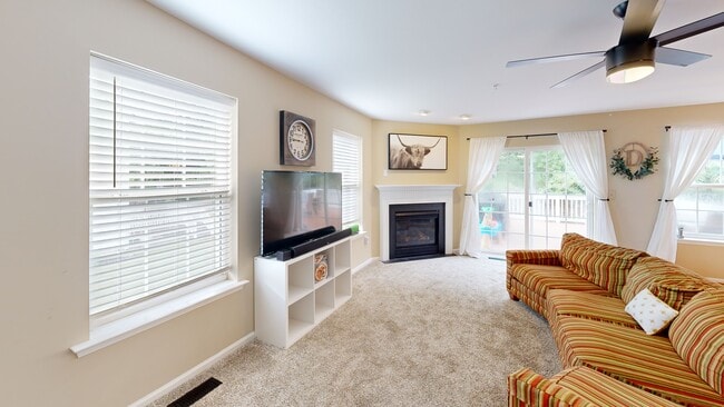 278 Hampshire Dr, Sellersville, PA 18960 - photo 2