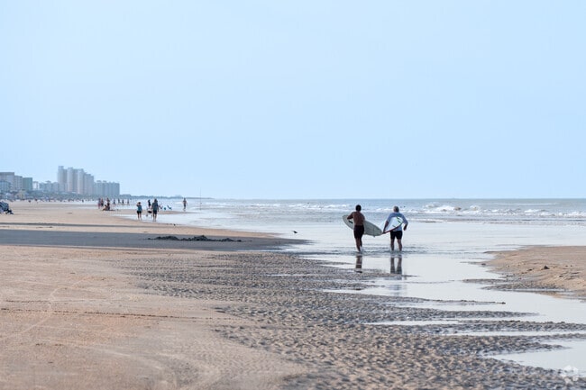 Florida Shores residents love access to the beach via nearby 27th Ave Beachfront Park.