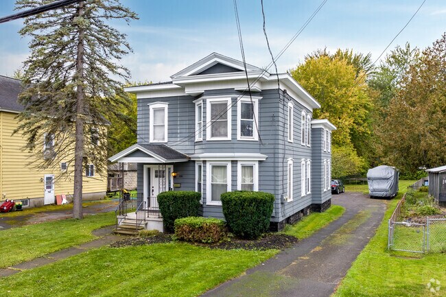 Older homes are also an option in Minoa, NY.