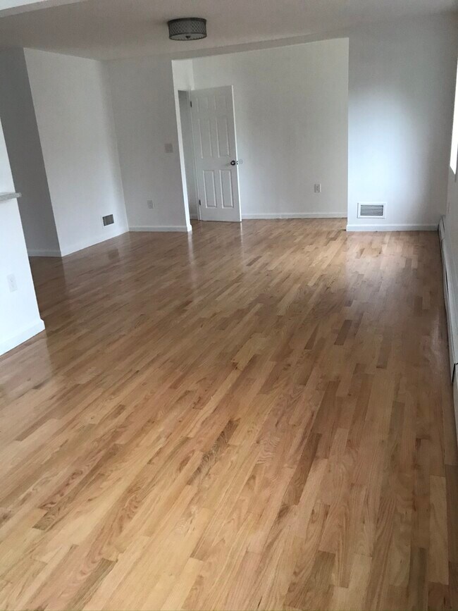 25130 57th Ave unit 2nd Floor, Little Neck, NY 11362 - photo 3