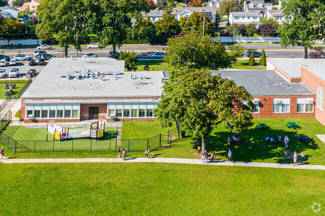 Manor Oaks William Bowie has  student-teacher ratio of 13 to 1