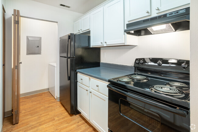 2 BR, 2 BA - The Crest, 940 SF