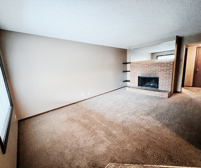 1800 Knox St unit 1830 Knox St. Apt 2, Lincoln, NE 68521 - photo 2