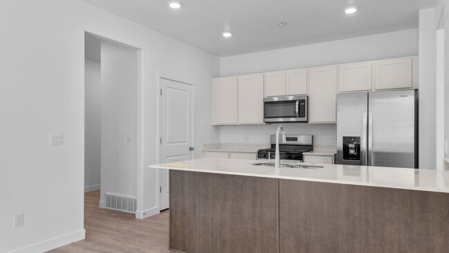 2002 E Albion Dr, Salem, UT 84653 - photo 4