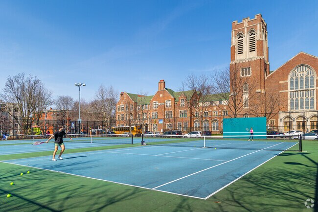 There are many tennis courts near River Forest.