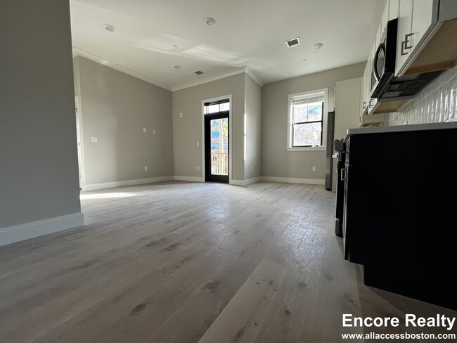 201 Everett St unit 4, Boston, MA 02128 - photo 3