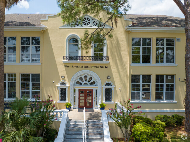 West Riverside Elementary School welcomes students, staff, and parents in Jacskonville, FL.