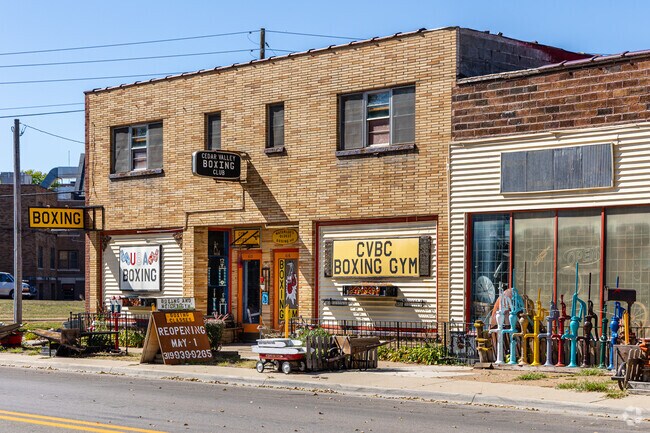 Train at the Cedar Valley Boxing Gym in Waterloo, minutes from Lafnow.
