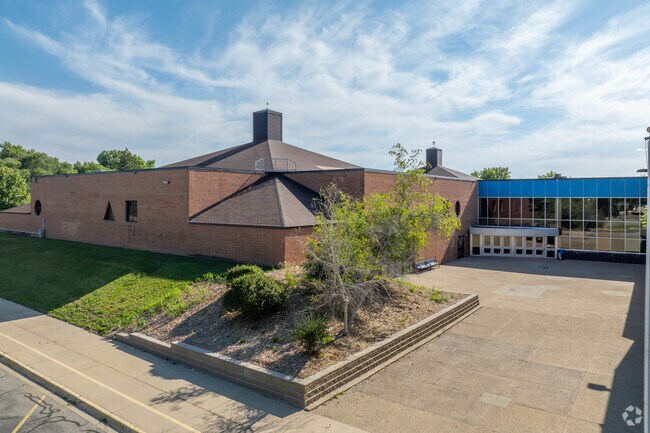 Willow Creek Middle serves 956 students in grades 6-8.