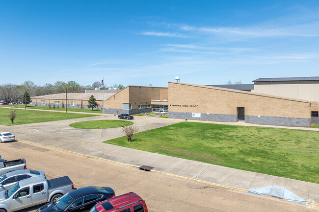 Raymond High School serves 553 students in grades 9 through 12.