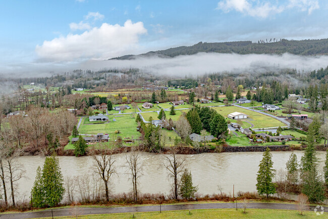 Set in the Snoqualmie River Valley about 27 miles from Seattle, Spring Glen is a rural haven for pilots and nature lovers.