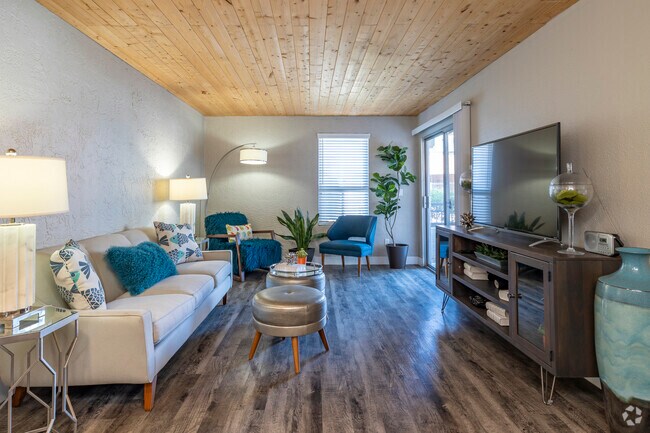 1BR, 1BA - 676SF - Living Room