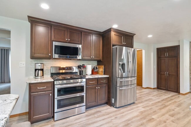 1212 Circle Dr, Green Bay, WI 54313 - photo 4