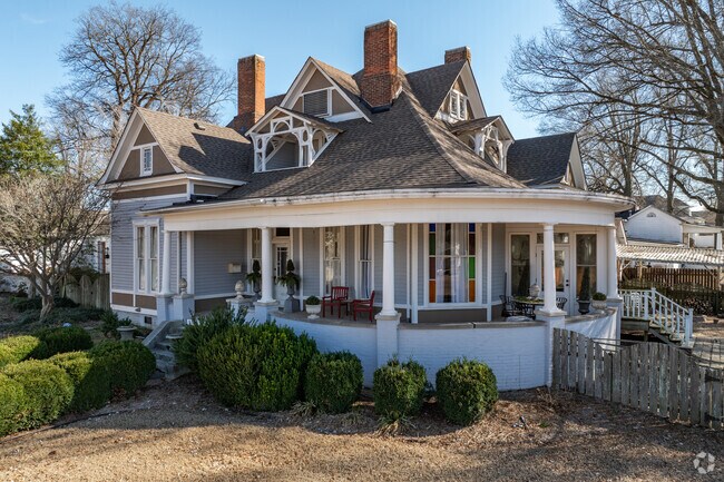 Union City features historic southern homes.