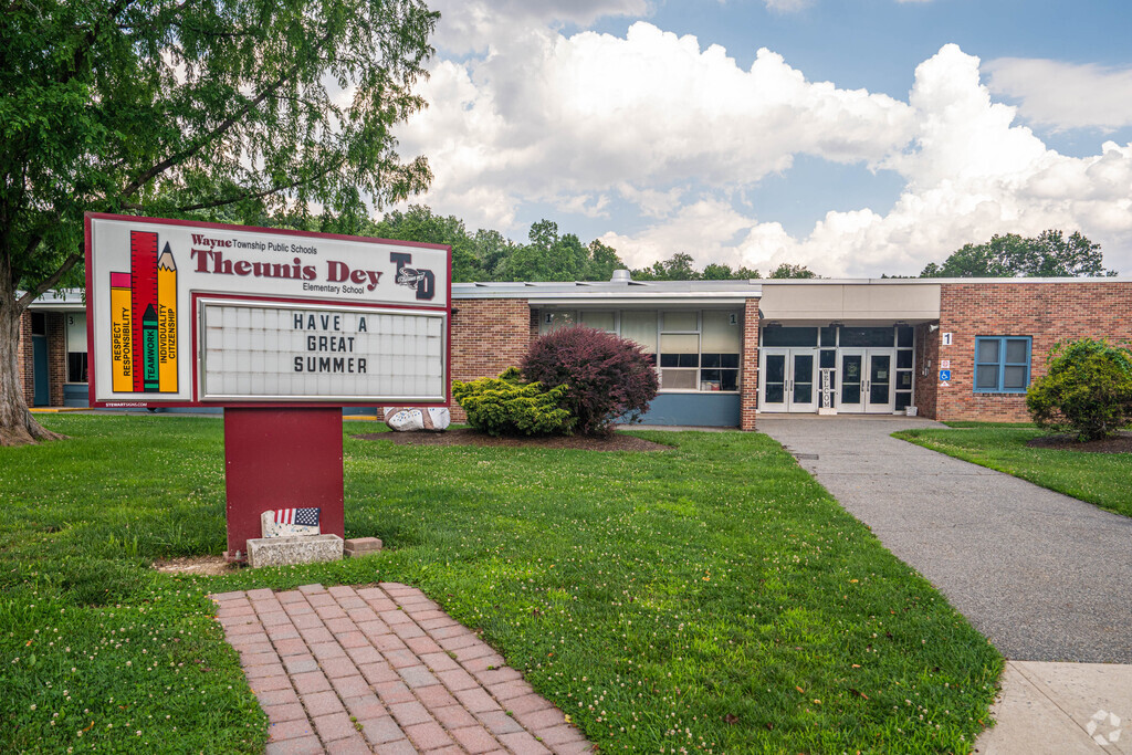 Students can attend Theunis Dey Elementary School in Pines Lake.