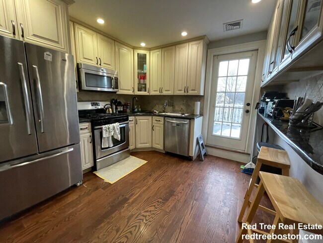 2 Iroquois St unit 2, Roxbury Crossing, MA 02120 - photo 4
