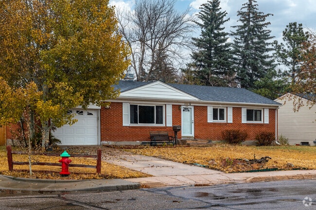 Many homes in Sun Valley feature single-car garages and driveways.