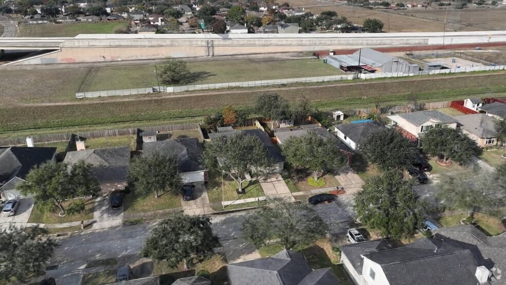 13510 Titus Point, Houston, TX 77085 - photo 2