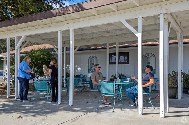 Residents can enjoy a meal outside by the Yosemite Lakes Park Golf Course.