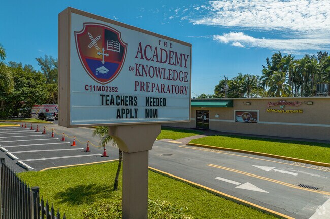 The Academy O Knowledge Prep School offers a great curriculum to its students.