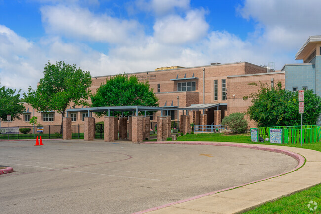 Maverick Elementary School, Rankings & Reviews - Homes.com