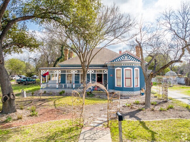 Homes in Seguin TX, have large front and back yards.