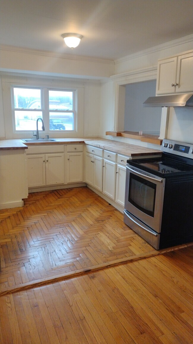 560 Washington St unit Apartment 2, Hudson, NY 12534 - photo 3
