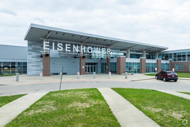 Eisenhower High School has a student-teacher ratio of 17 to 1.